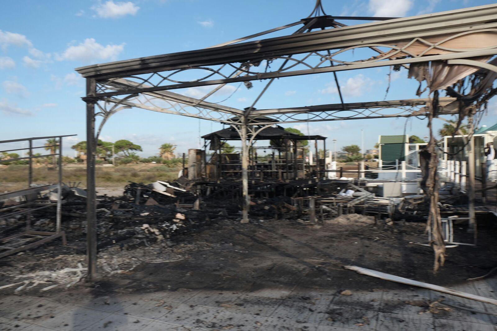 Quartu, attentato incendiario nella notte: distrutto un locale al Poetto