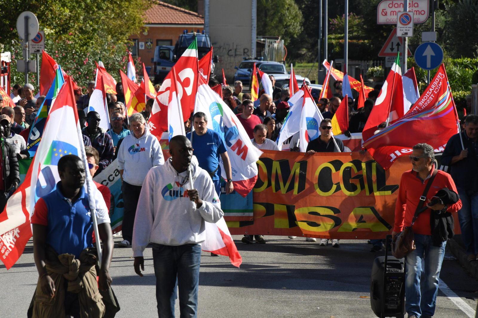 Un momento della manifestazione per l'indotto Piaggio a Montecalvoli (Foto Franco Silvi)