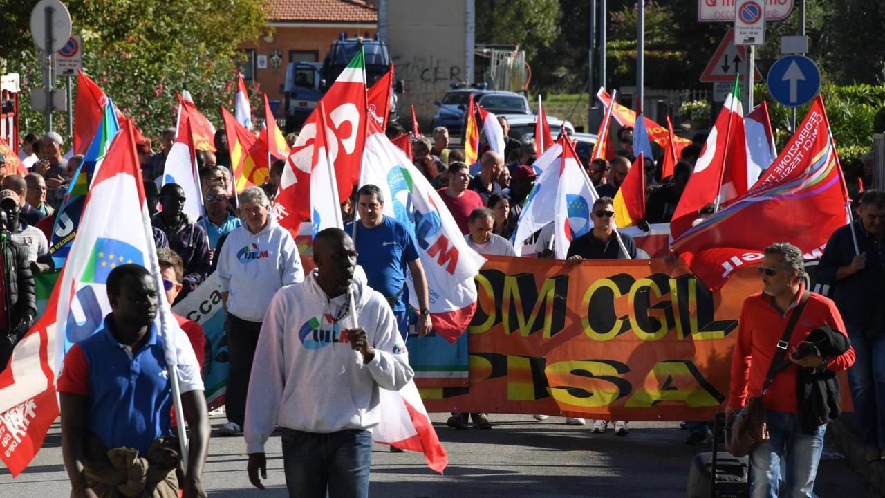 Un momento della manifestazione per l'indotto Piaggio a Montecalvoli (Foto Franco Silvi)