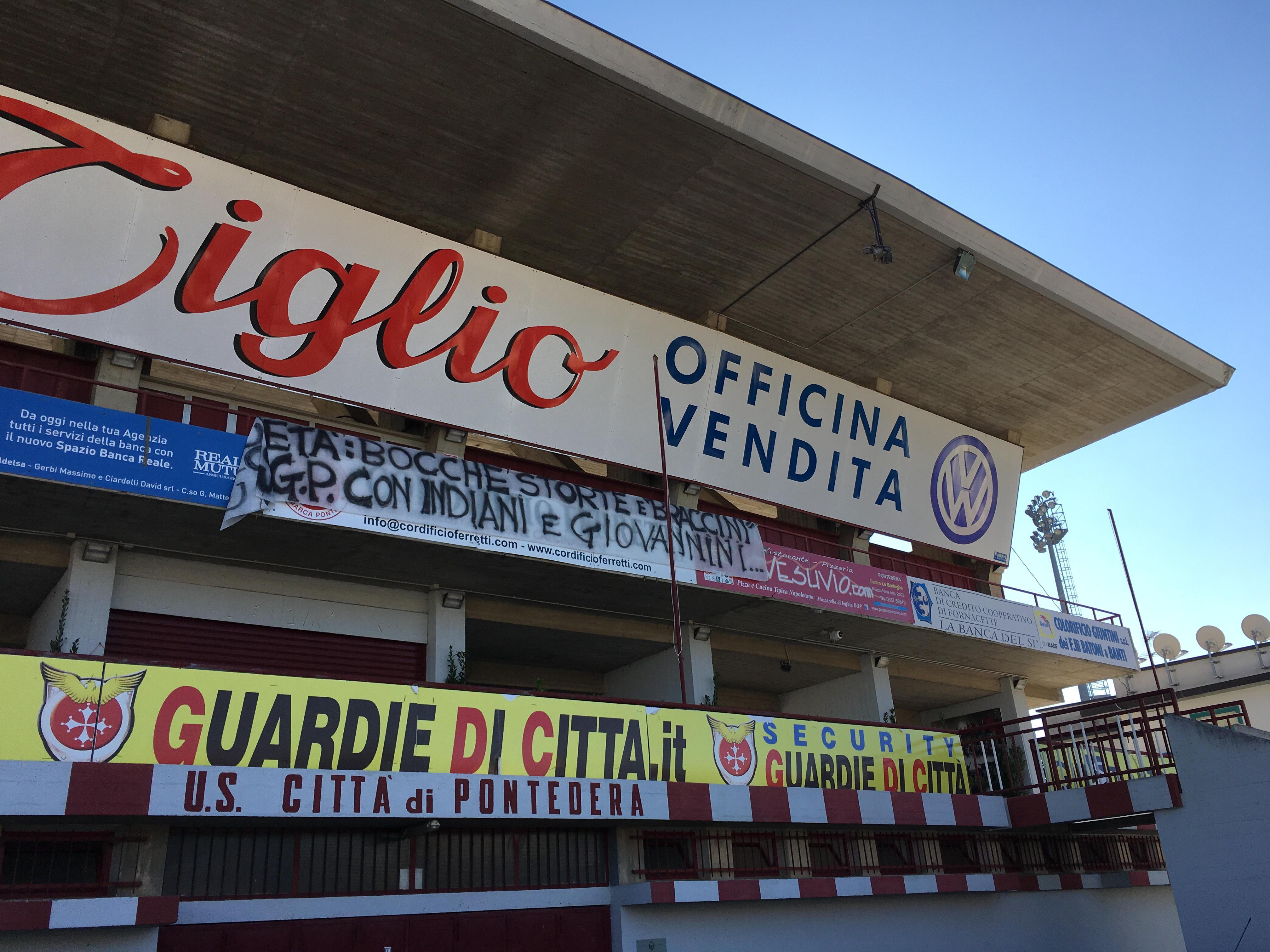 Lo striscione degli ultras granata sul retro della tribuna centrale allo stadio di Pontedera (Foto Franco Silvi)