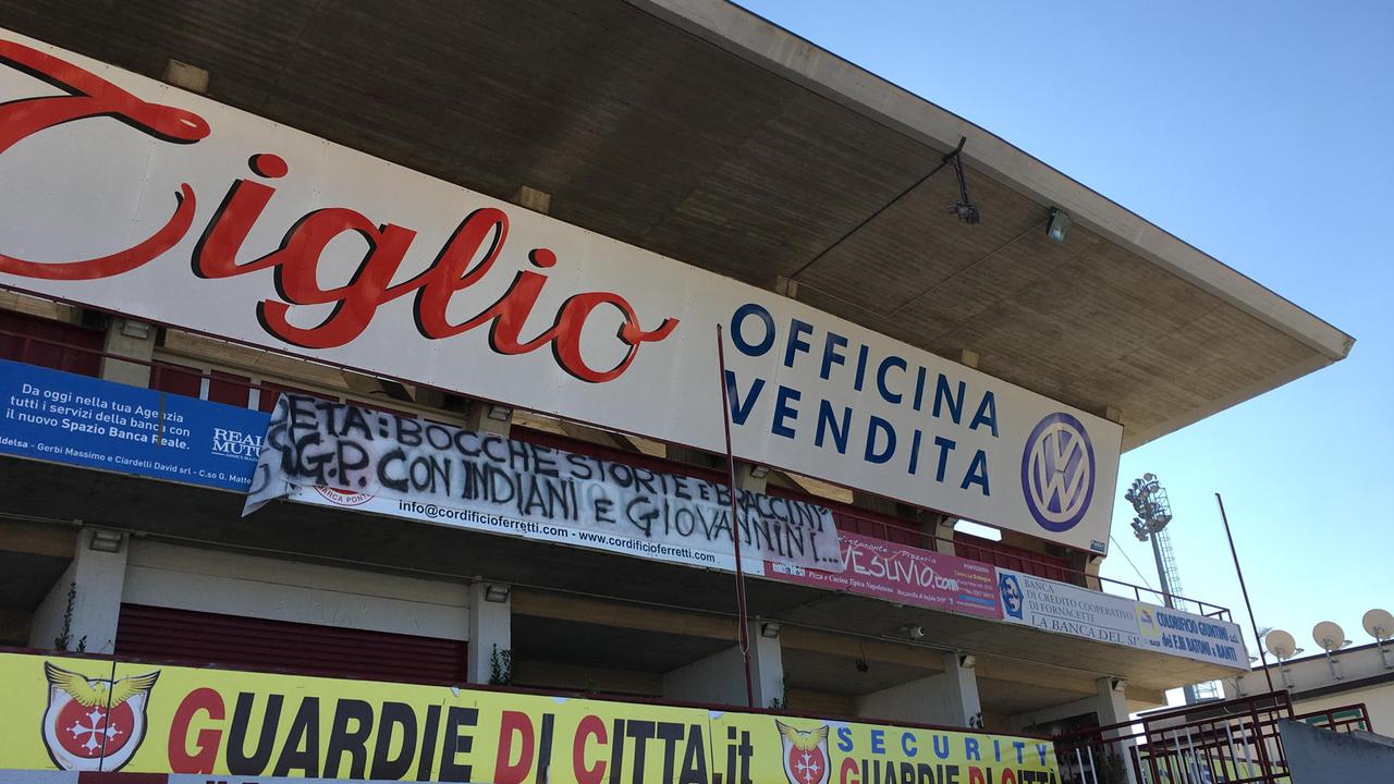 Lo striscione degli ultras granata sul retro della tribuna centrale allo stadio di Pontedera (Foto Franco Silvi)