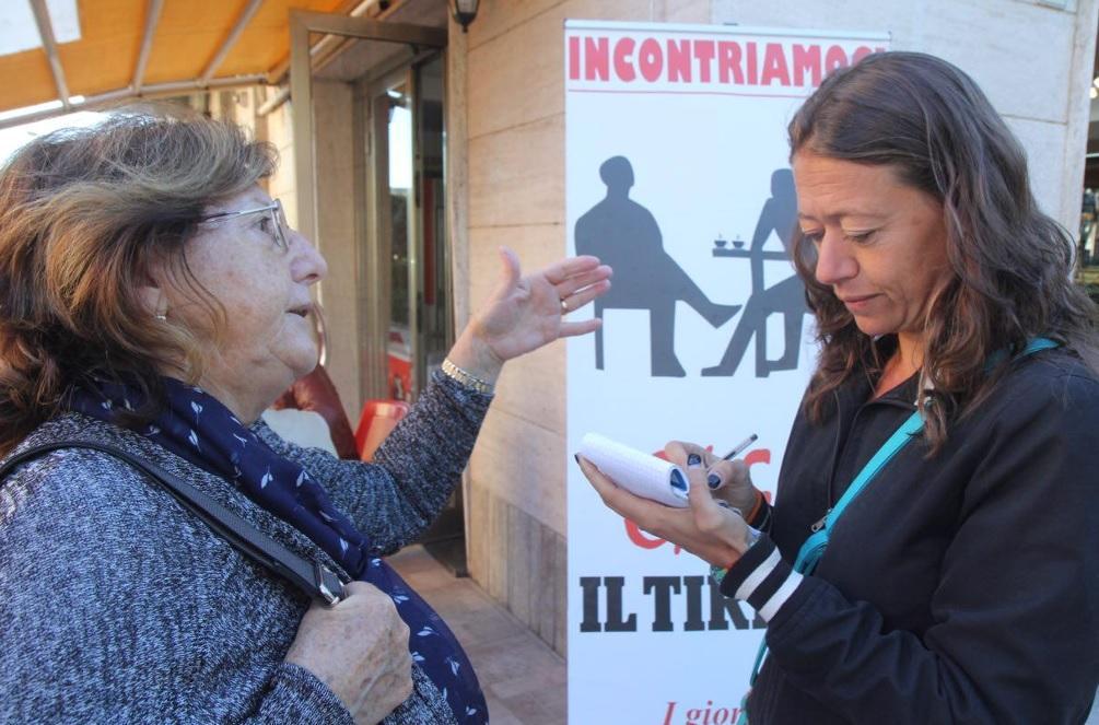 La gente del quartiere parla con la nostra cronista Francesca Suggi (Pentafoto)