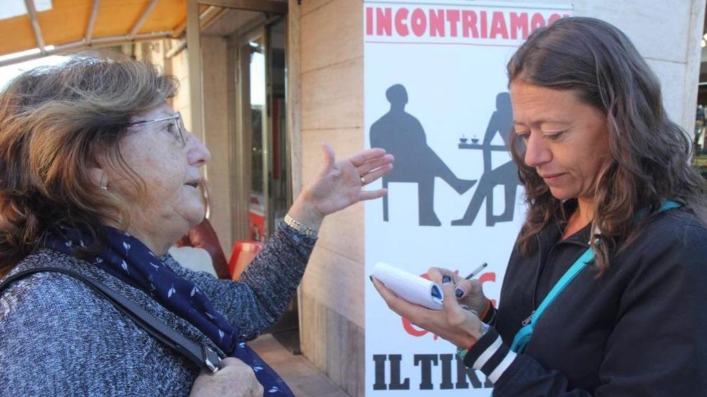 La gente del quartiere parla con la nostra cronista Francesca Suggi (Pentafoto)