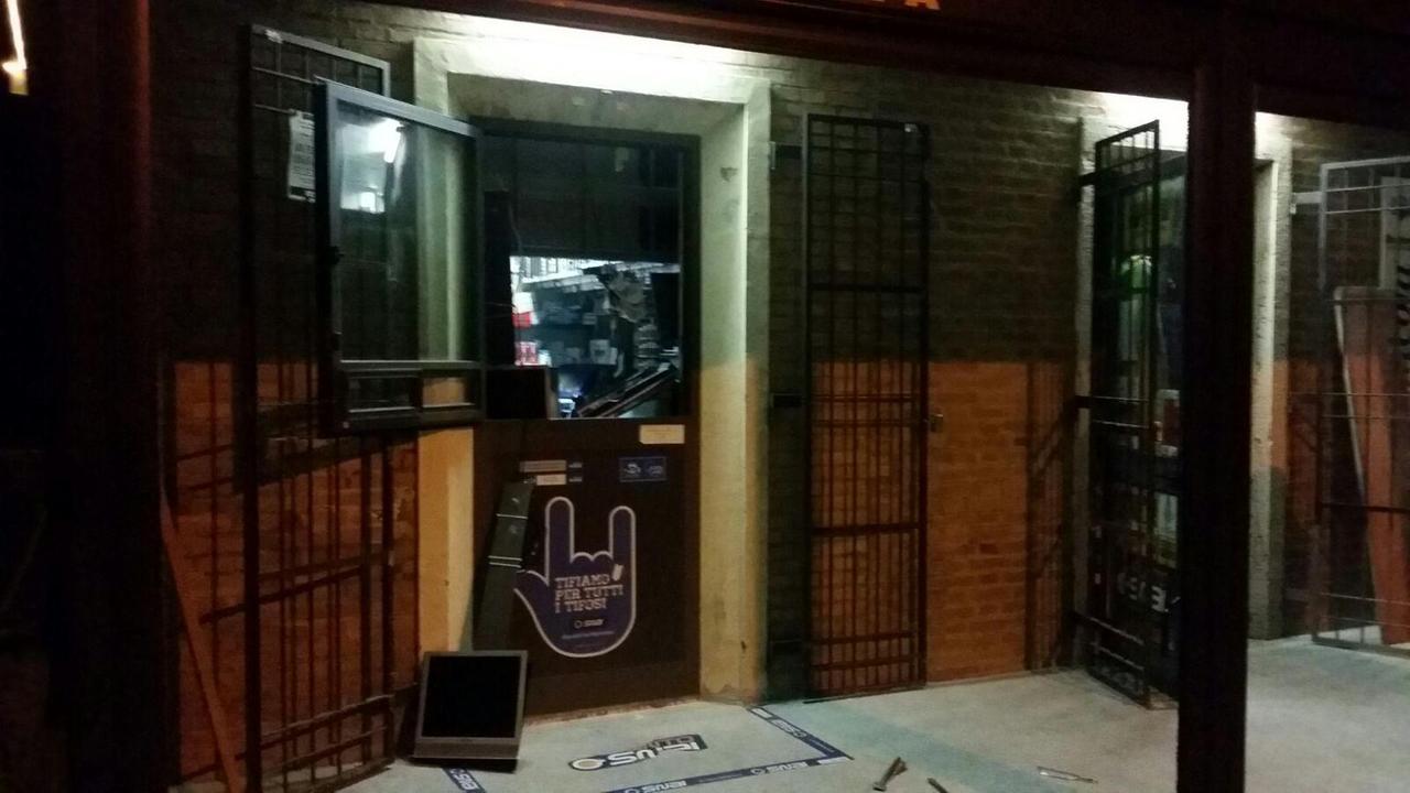 La finestra da cui sono entrati i ladri e, a terra, gli strumenti per lo scasso usati per il colpo