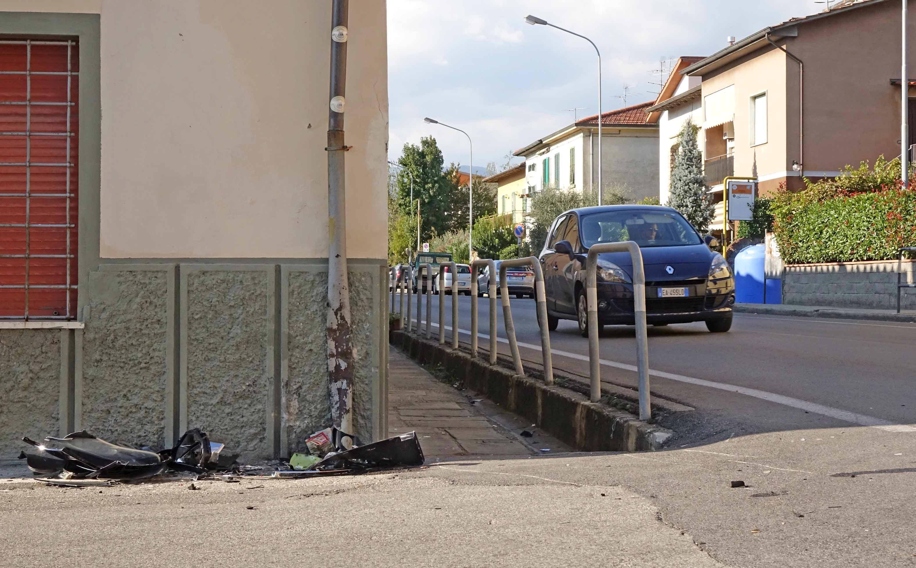 I resti dello scooter all'incrocio con via Fiorentina (foto Gori)