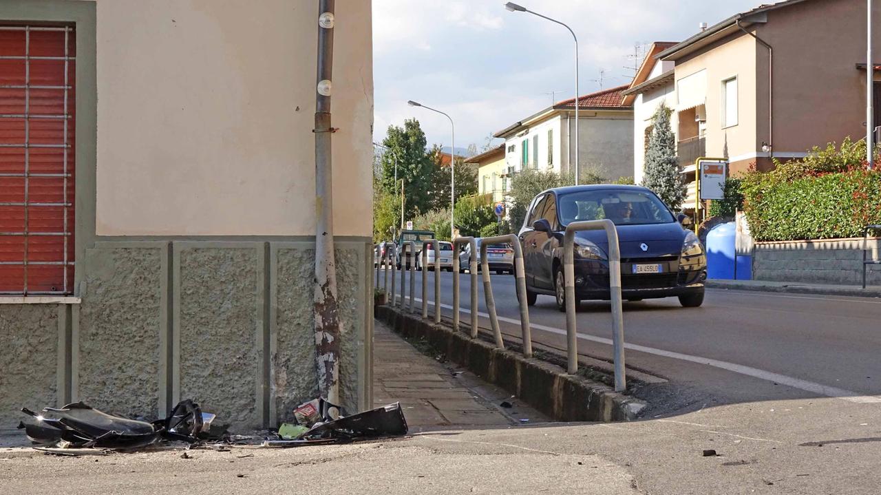 I resti dello scooter all'incrocio con via Fiorentina (foto Gori)