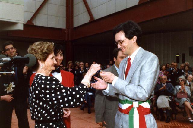 La signora Elda Querci Pecci consegna le chiavi del museo all'allora sindaco Claudio Martini