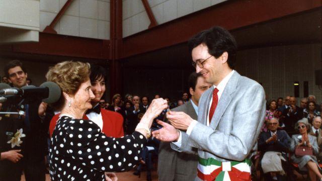 La signora Elda Querci Pecci consegna le chiavi del museo all'allora sindaco Claudio Martini