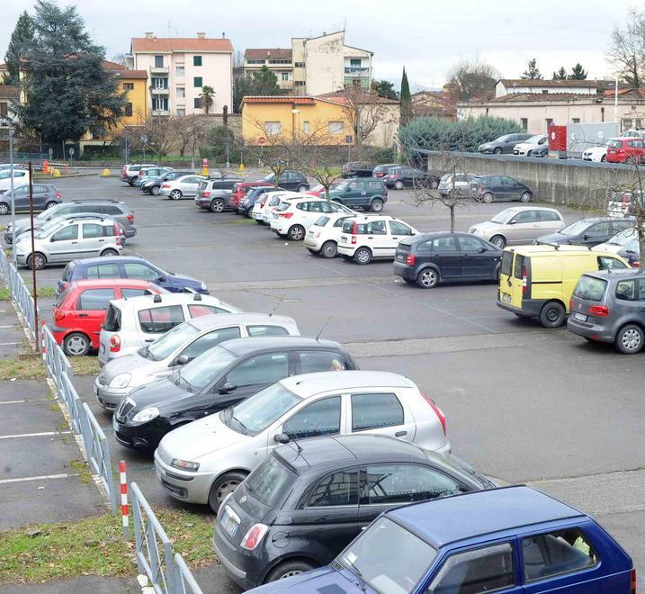 Il parcheggio sul retro dell’ospedale del Ceppo (foto Lorenzo Gori)