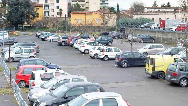 Il parcheggio sul retro dell’ospedale del Ceppo (foto Lorenzo Gori)