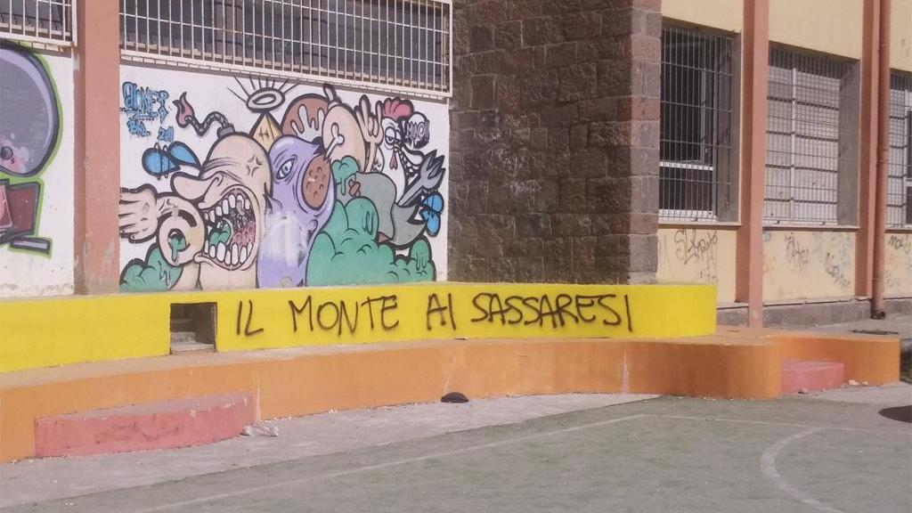 Razzismo a Sassari, nel campetto di calcio nuove scritte xenofobe 