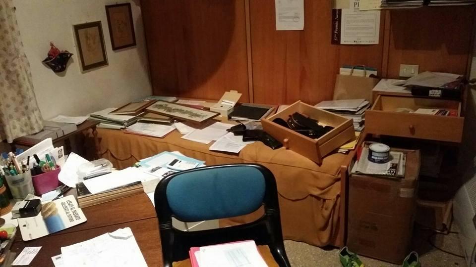 Lo studio rovistato in cerca di oggetti preziosi e soldi