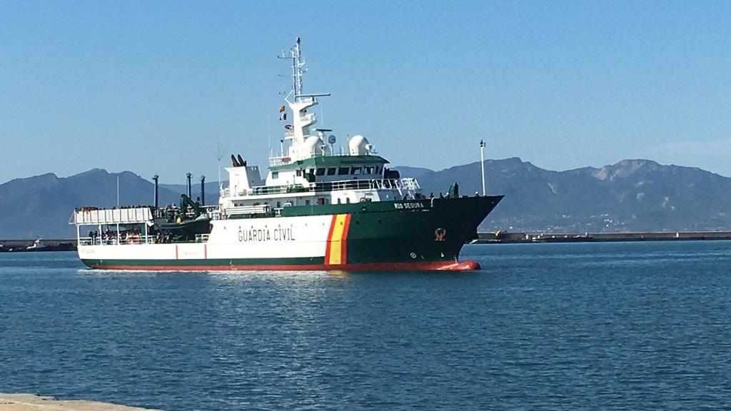 La Rio Segura all'arrivo a Cagliari con 1.255 migranti (foto Mario Rosas)