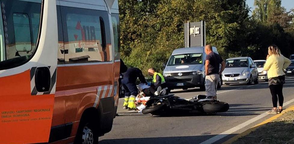 Nonantola, in moto tampona furgone: 24enne ferito e ricoverato 