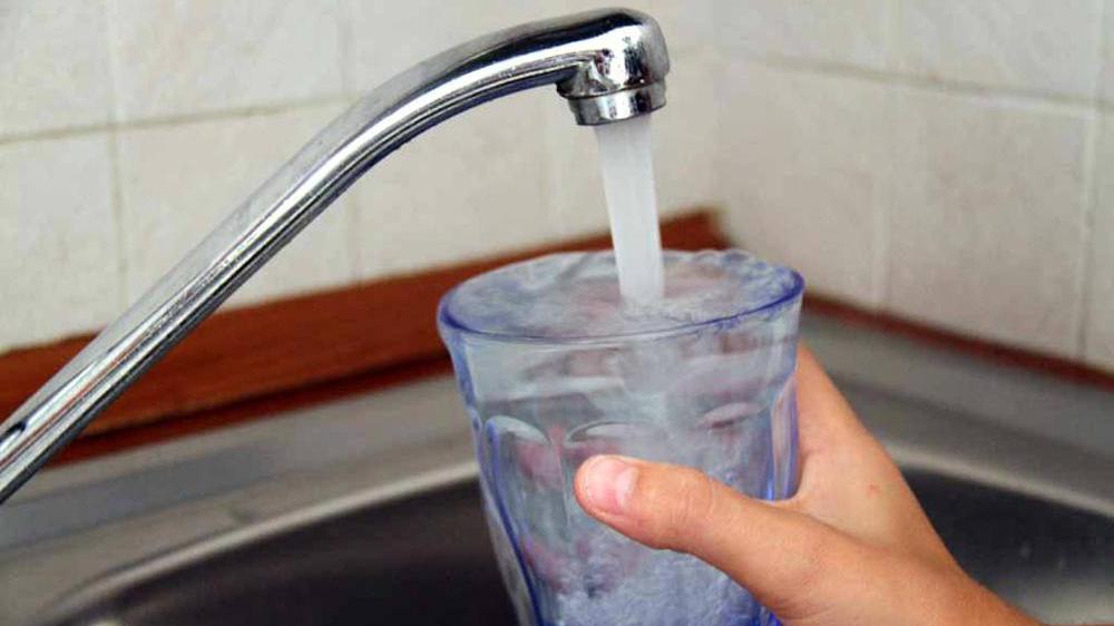 Caos per l’acqua da bere: la scuola apre i rubinetti, i genitori portano le bottiglie da casa