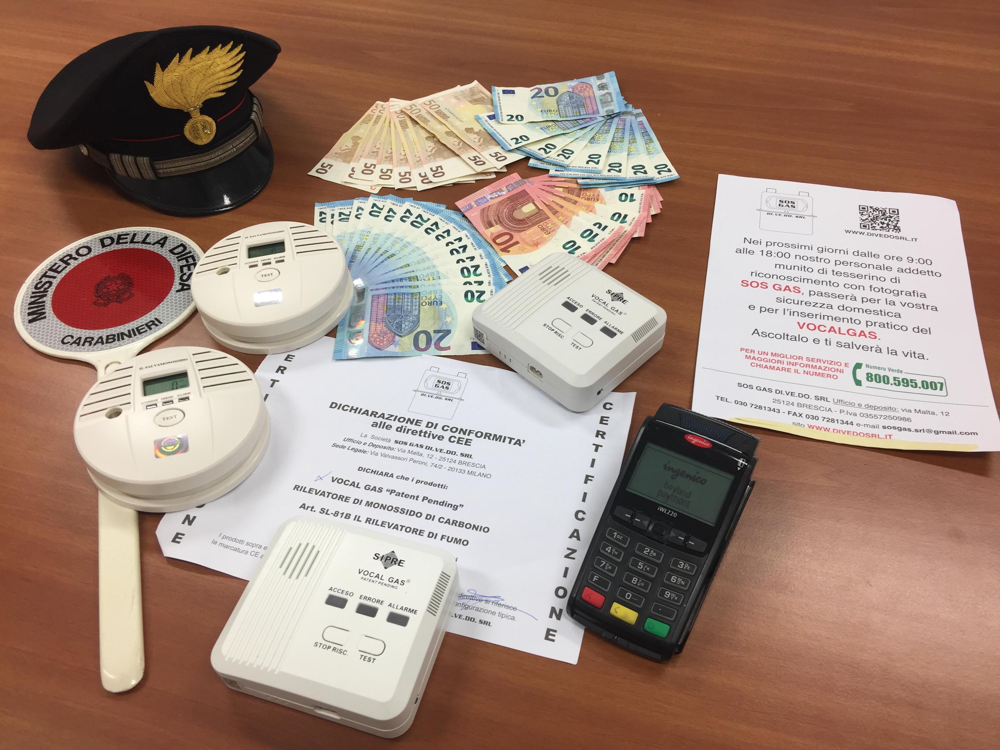 I soldi e il materiale sequestrato