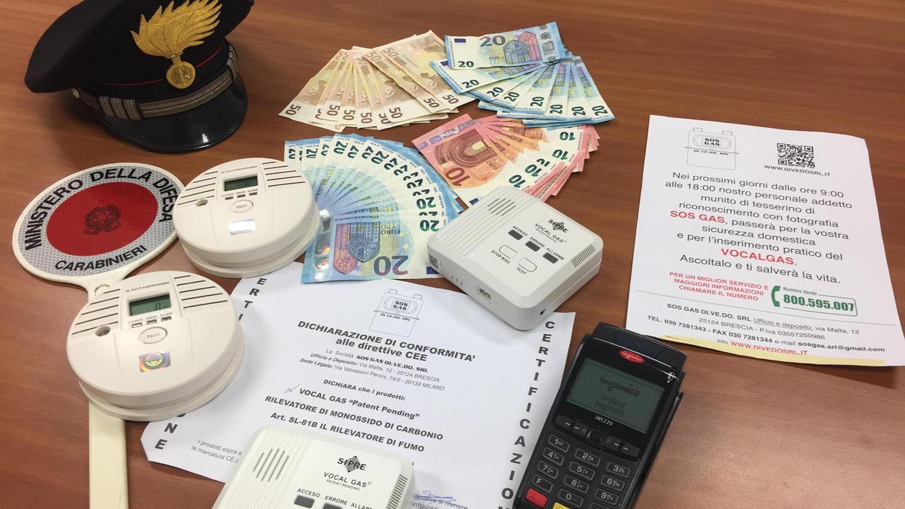 I soldi e il materiale sequestrato