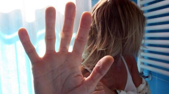 Picchiata a sangue con un piatto