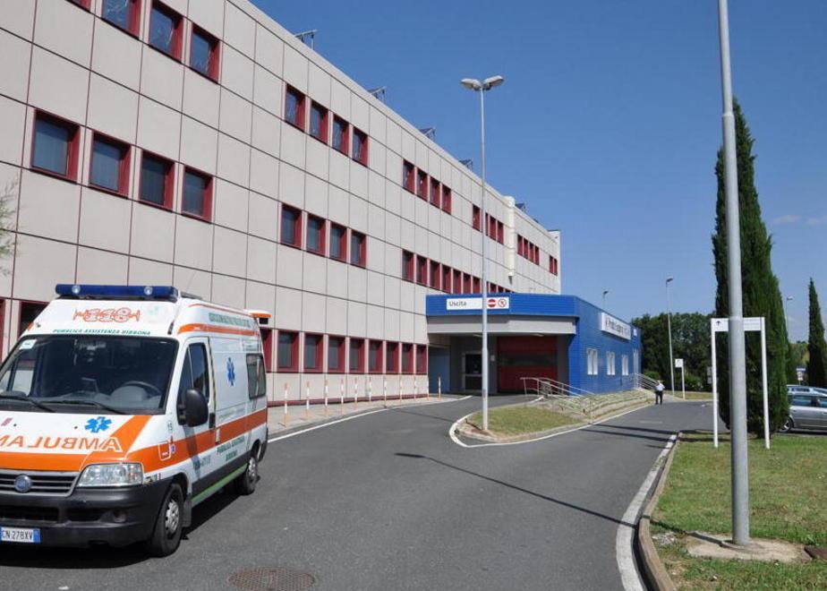 Un'ambulanza davanti all'ingresso del pronto soccorso di Cecina