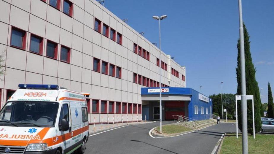 Un'ambulanza davanti all'ingresso del pronto soccorso di Cecina