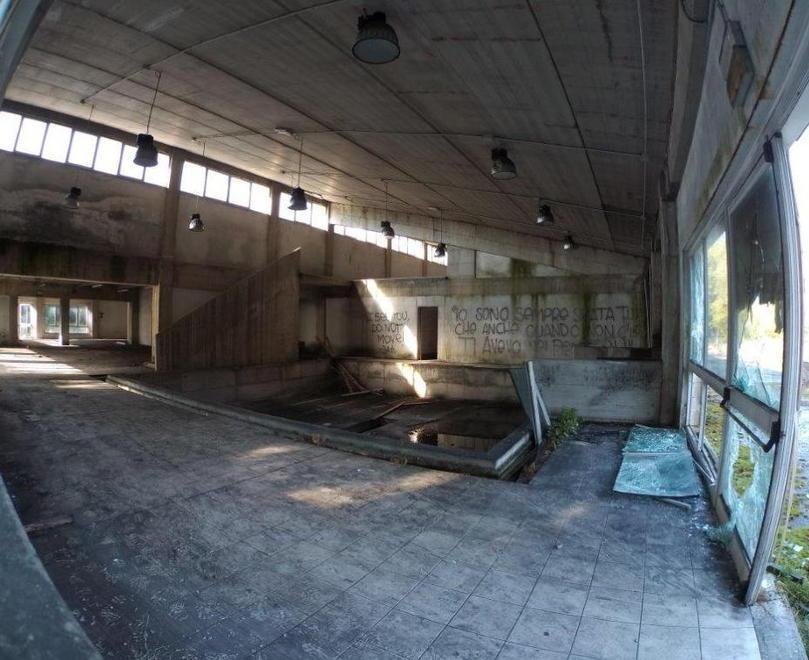 Quella che doveva essere la piscina delle terme ormai vandalizzata