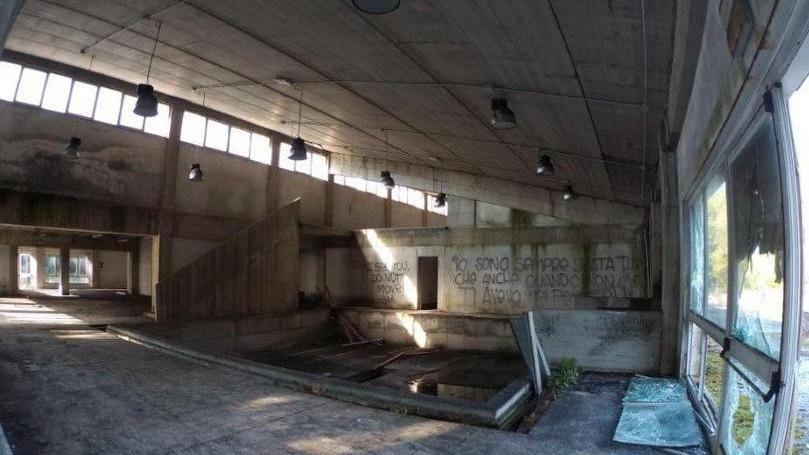 Quella che doveva essere la piscina delle terme ormai vandalizzata