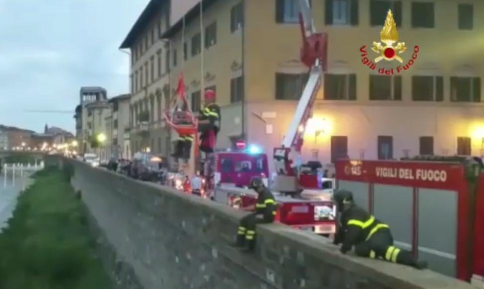 Le operazioni di salvataggio da parte dei Vigili del fuoco di Firenze 