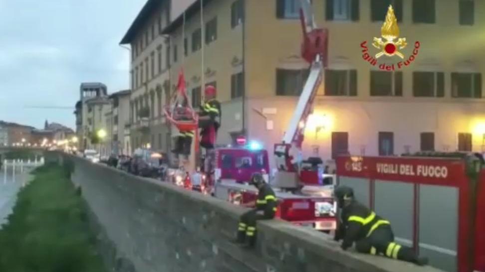 Le operazioni di salvataggio da parte dei Vigili del fuoco di Firenze