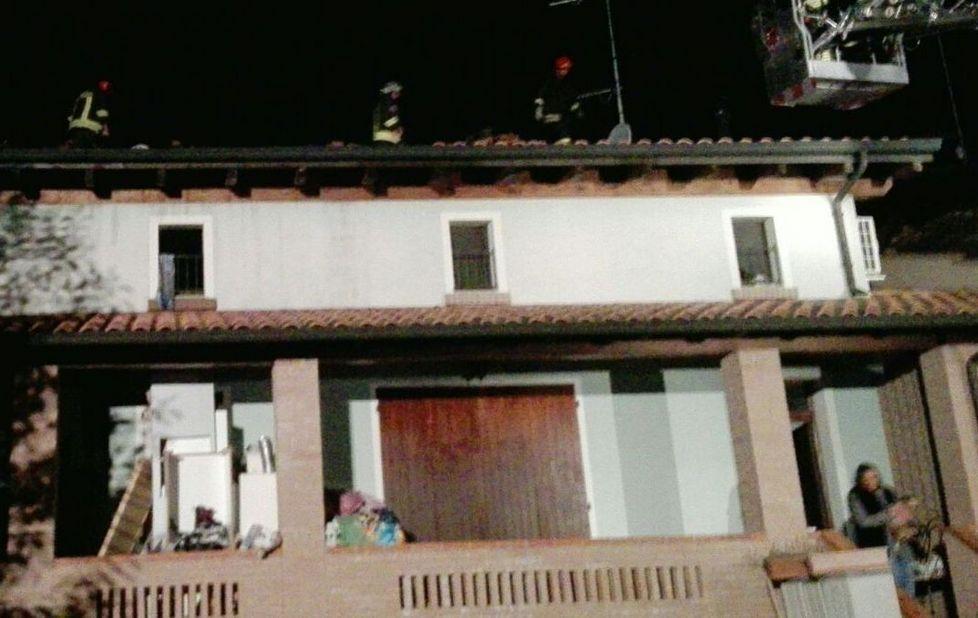 Fiamme sul tetto, due villette dichiarate  inagibili 