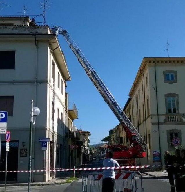 Cade un cornicione in via della Foce