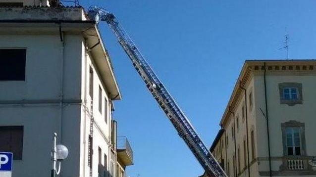 Cade un cornicione in via della Foce