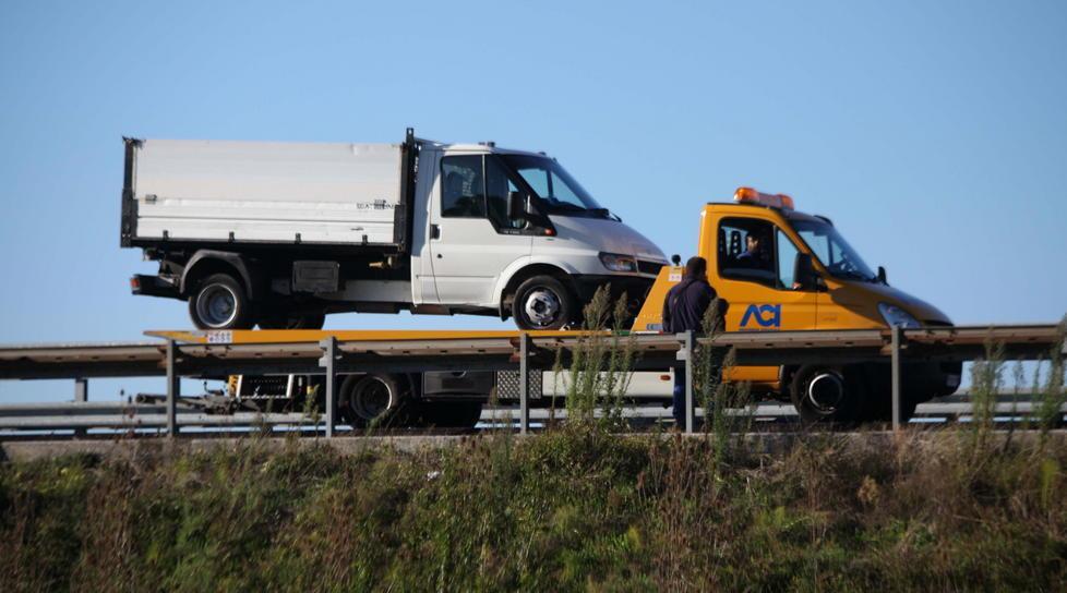 Furgone si scontra con camion che trasporta rifiuti speciali