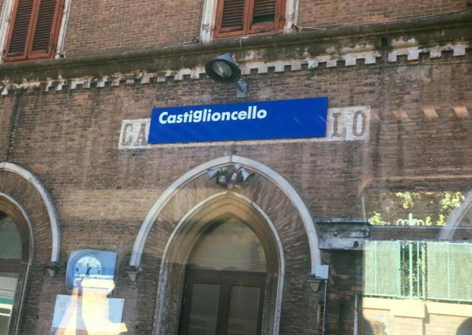 Protesta sui social contro la segnaletica della stazione
