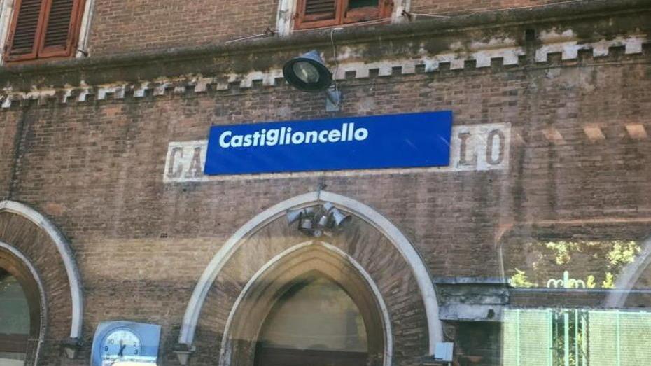 Protesta sui social contro la segnaletica della stazione
