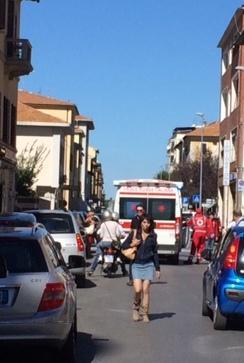 Giovane scooterista si schianta su un’auto e resta ferita 