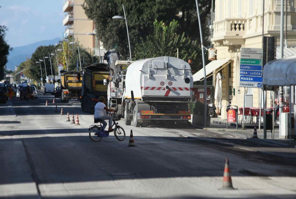 Via Colombo, asfalto fino al ponte 