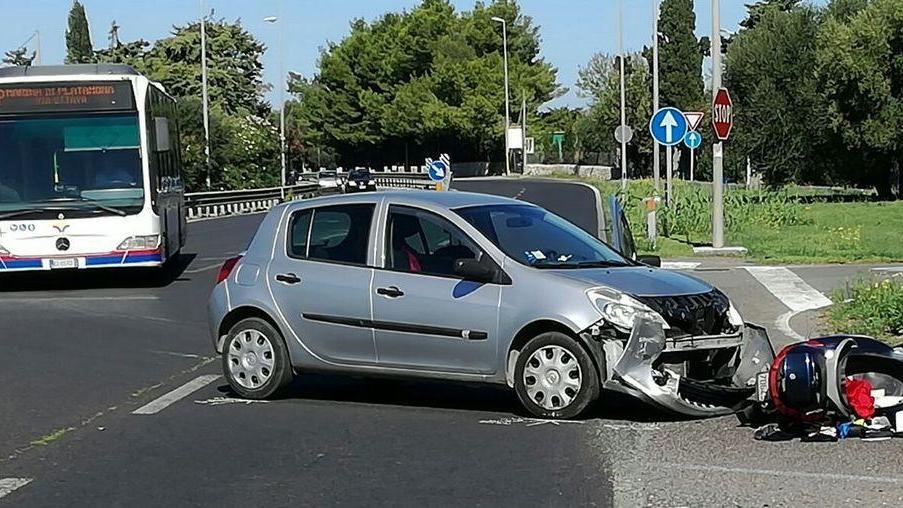 Scontro auto-moto: ferito un 50enne