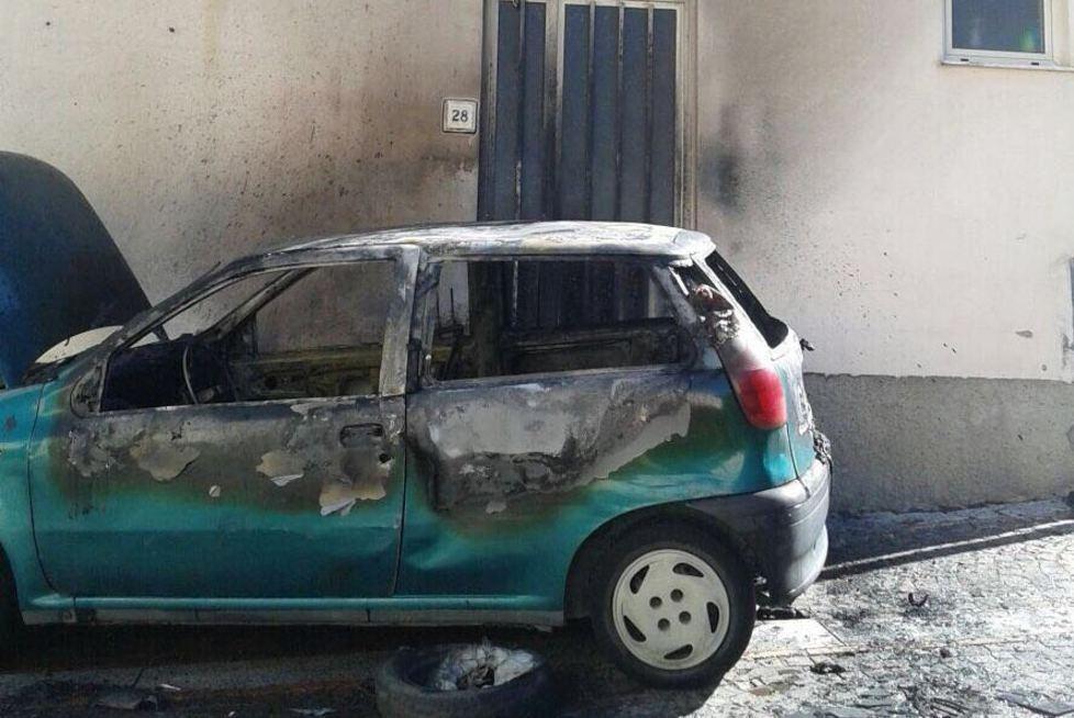 Auto a fuoco in via San Giovanni 