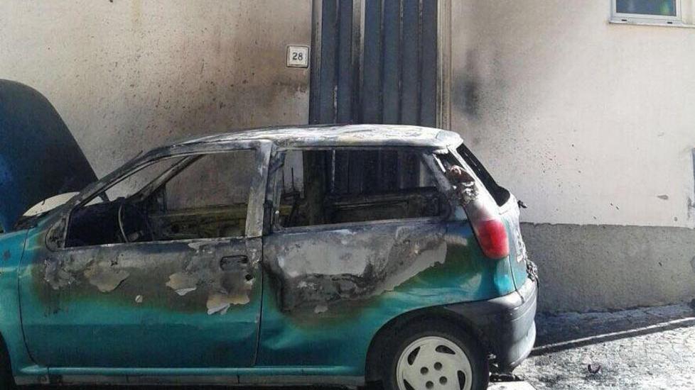 Auto a fuoco in via San Giovanni