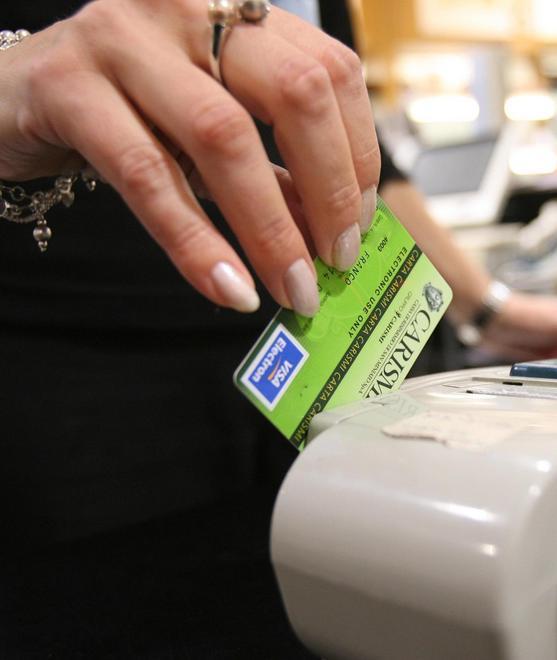 Rubano portafogli e usano carte di credito nel negozio dei complici: cinque denunciati
