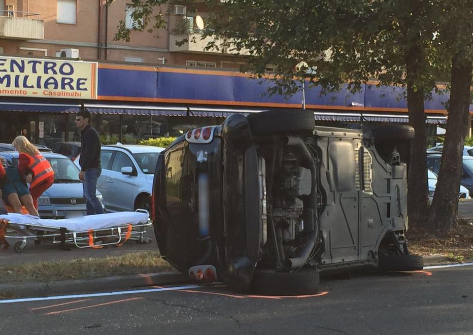 Scontro tra auto, Smart si rovescia 