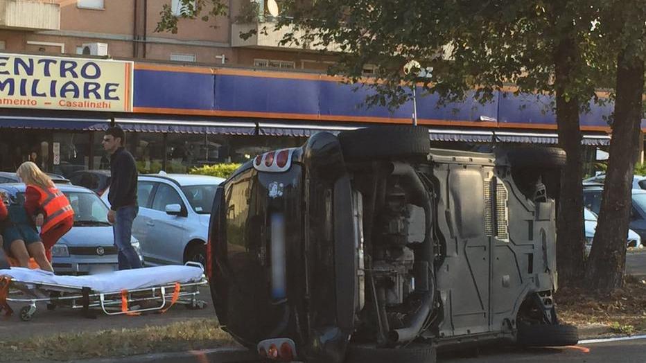 Scontro tra auto, Smart si rovescia