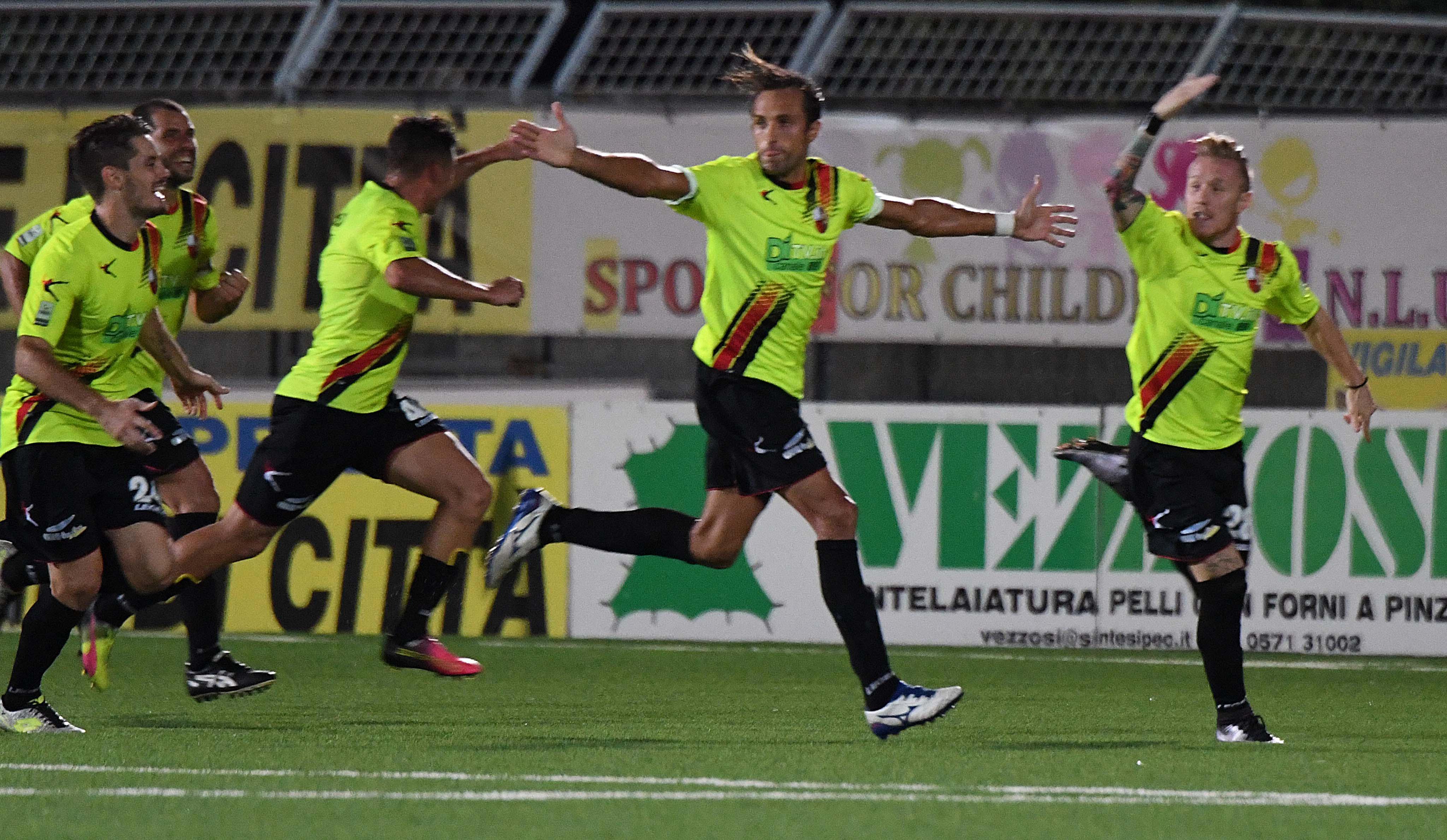 L'esultanza della Lucchese dopo uno dei gol al Pontedera (Foto Franco Silvi)