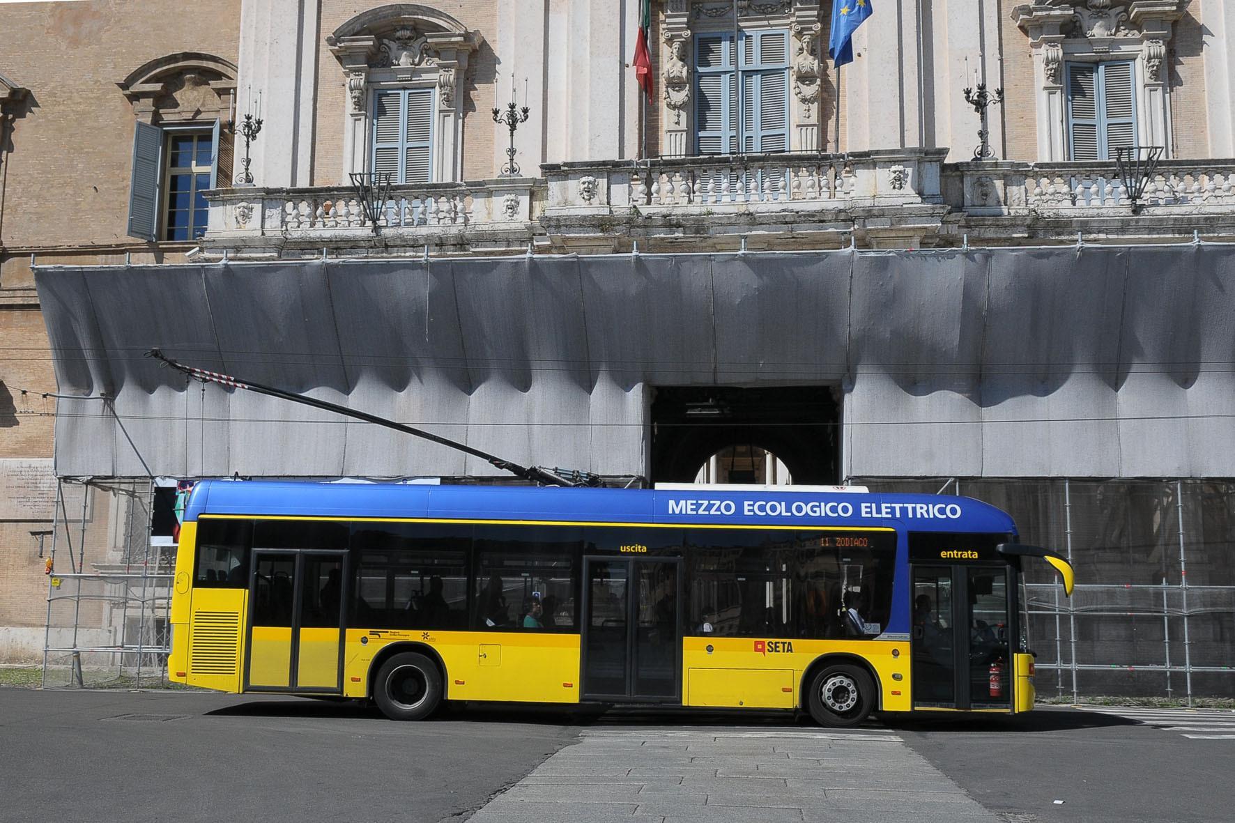 Il filobus in piazza Roma
