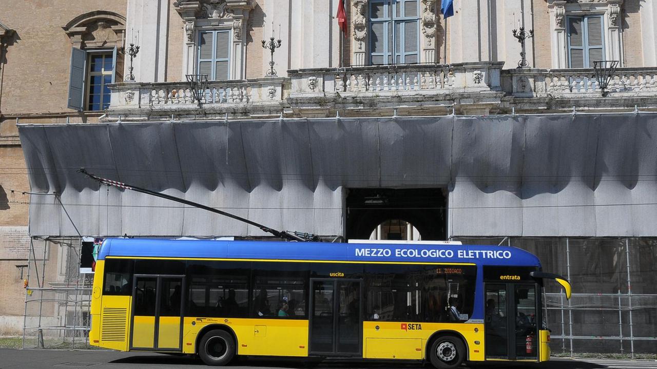 Il filobus in piazza Roma