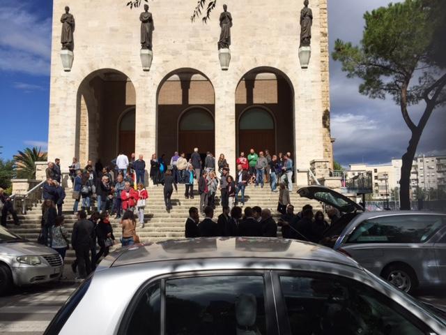 Il feretro davanti alla chiesa