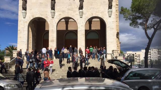 Il feretro davanti alla chiesa