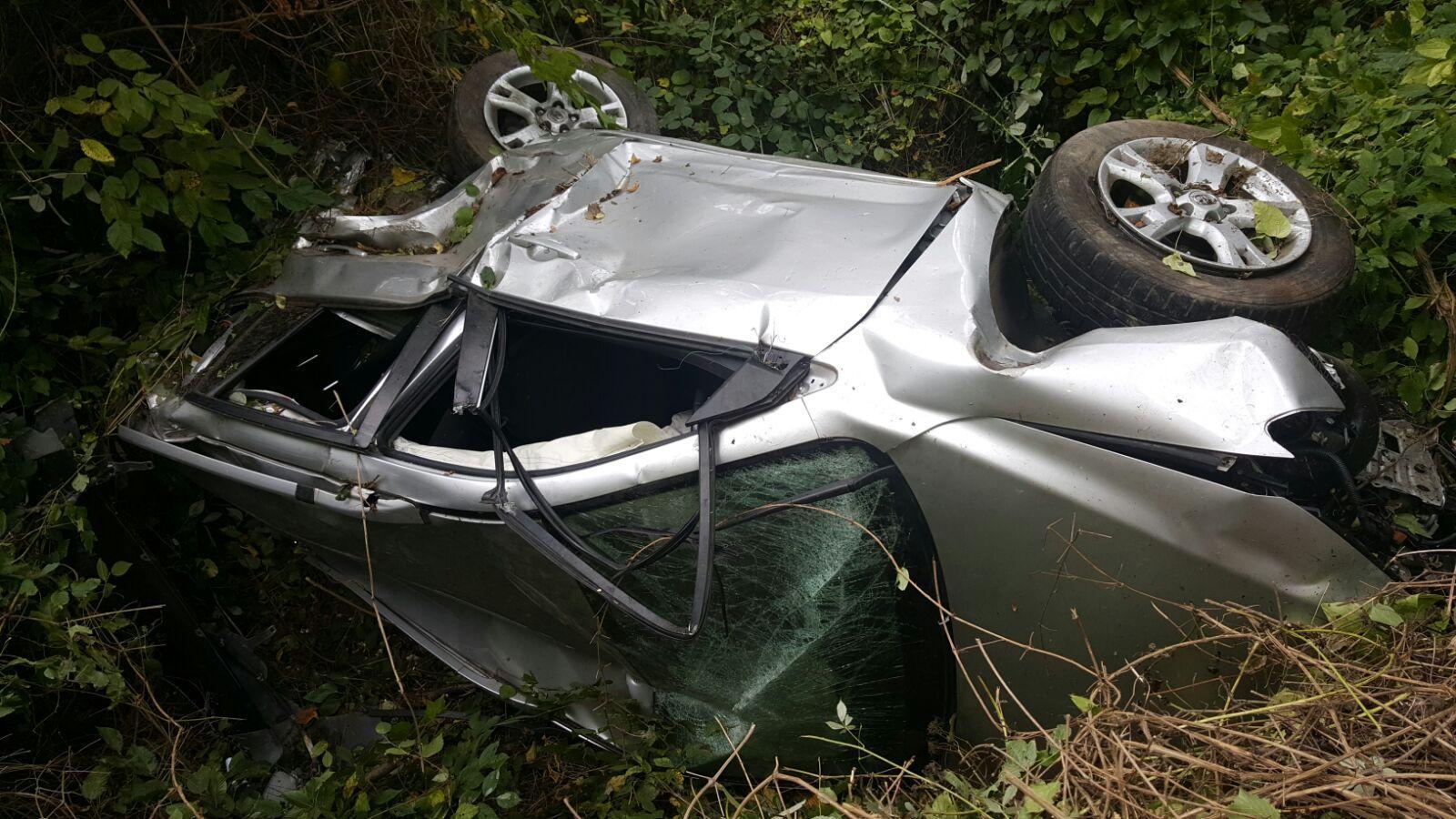 Pavullo,In auto vola giù dal viadotto e si salva 