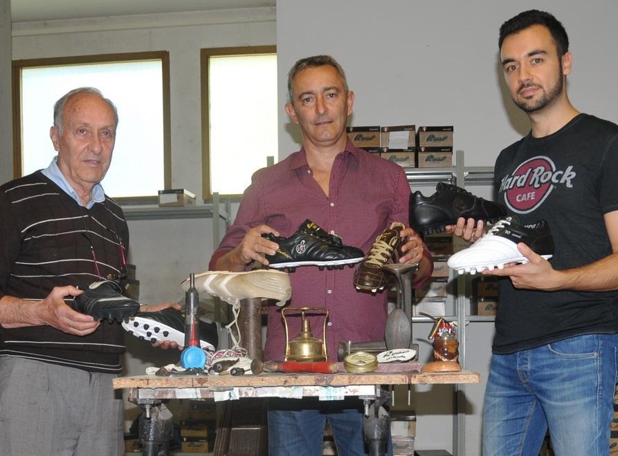 Marco Moriani (al centro), con il padre Giuseppe (a sinistra) e il dipendente Fabio Mancini