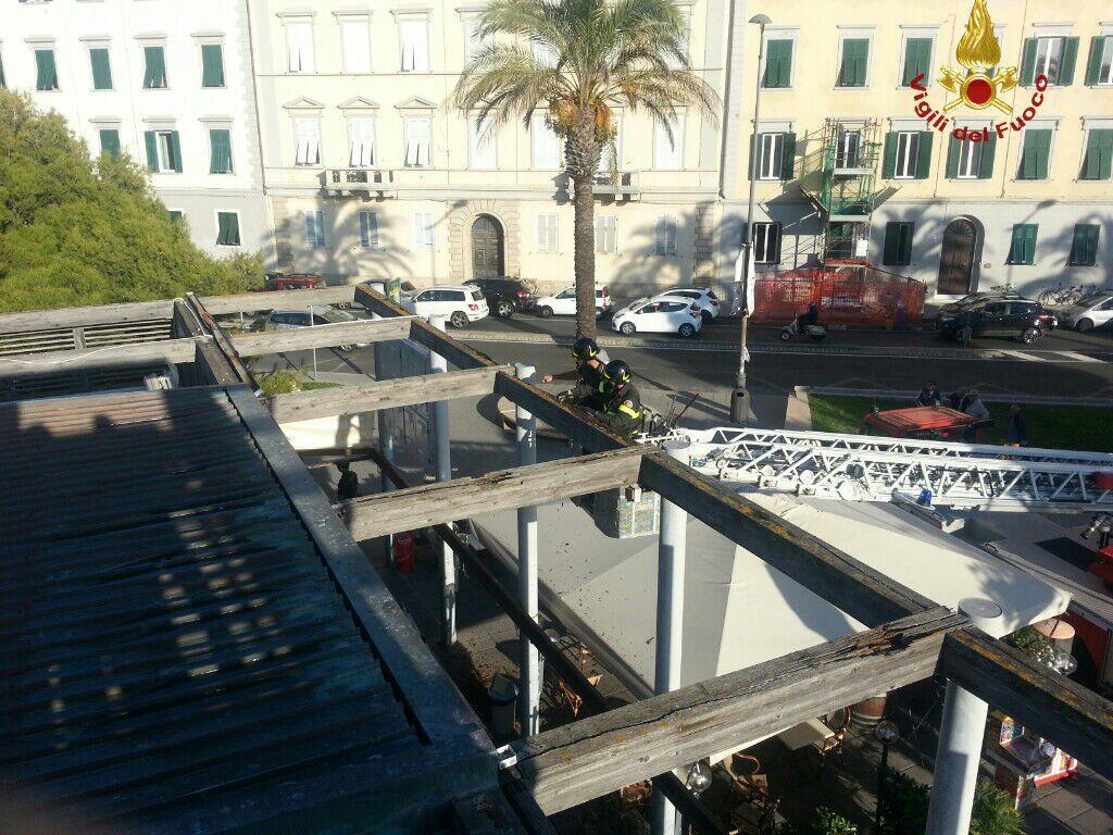 L'intervento dei vigili del fuoco alla baracchina Mauri 
